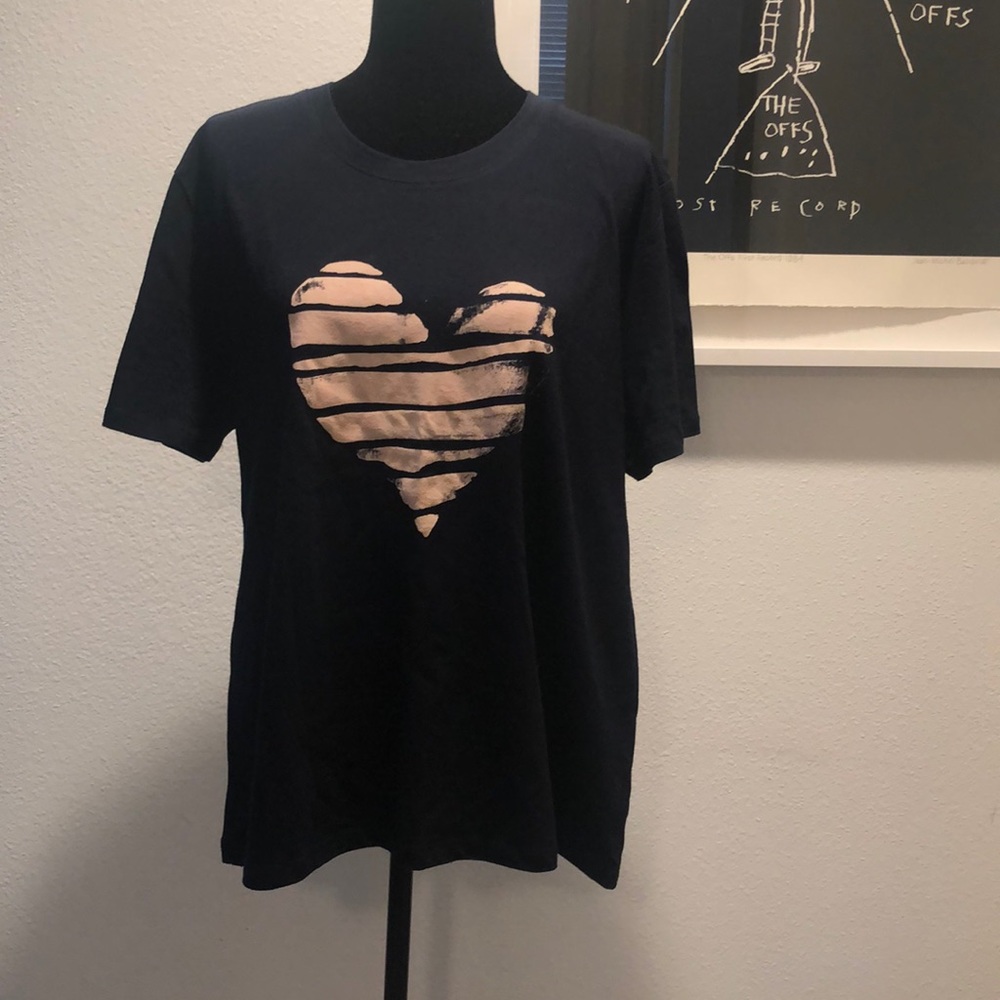 LA relaxed T with abstract heart